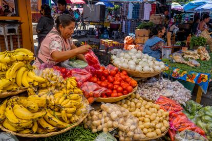 Puesto en el mercado indígena en el pueblo de Zaachila, cerca de la ciudad de Oaxaca, México.