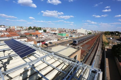 Estación de metro impulsada por energía solar en Brasilia, Brasil.