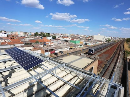 Estação de metro impulsionada por energia solar em Brasília, Brasil.