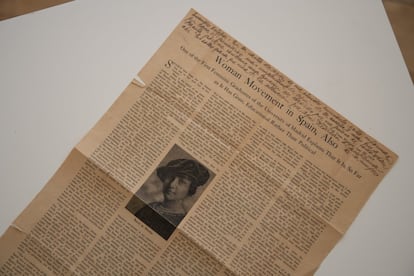 Recorte de prensa con un reportaje que le hicieron a María de Maeztu en 1937, cuando se había marchado a Estados Unidos por la Guerra Civil. De Maeztu se lo envió a Ortega con unas anotaciones porque el texto contenía varios errores sobre la personalidad y obra de esta pedagoga.