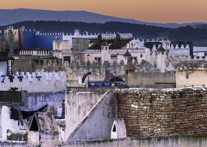 Amanece sobre la ciudad. El sol cae sobre los tejados y las almenas de la medina.