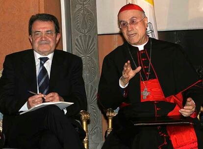 El primer ministro italiano, Romano Prodi, con el secretario de Estado del Vaticano, Tarsicio Bertone.