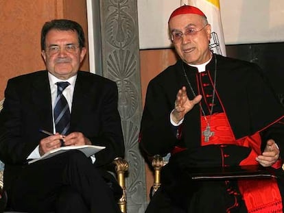 El primer ministro italiano, Romano Prodi, con el secretario de Estado del Vaticano, Tarsicio Bertone.