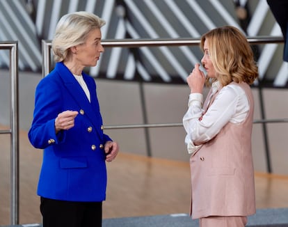 Ursula von der Leyen, presidenta de la Comisión Europea, charla con la Primera Ministra italiana, Giorgia Meloni, en Bruselas durante el Consejo de Cooperación UE-Golfo.