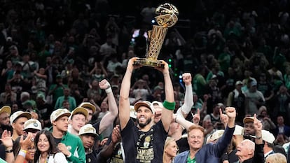 Jayson Tatum sostiene el trofeo tras el triunfo de los Celtics de Boston.