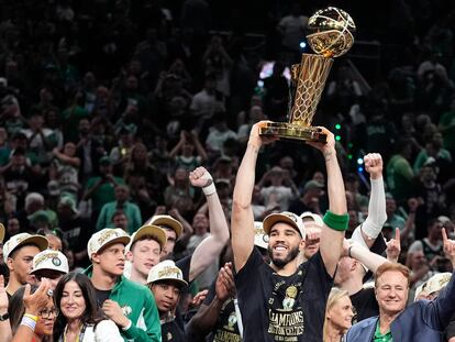 El alero de los Celtics Jayson Tatum levanta el trofeo de campeón de la NBA, el pasado 18 de junio.