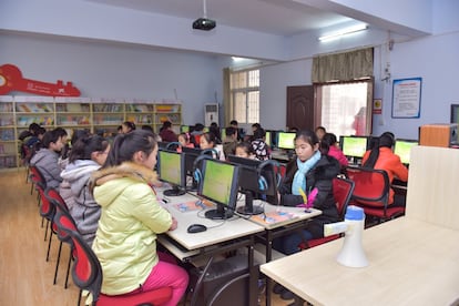 Un grupo de niños asiste a una clase de informática en el aula Firefly del colegio Yulong Town