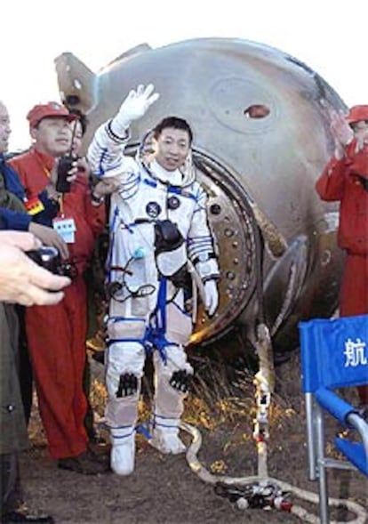 El astronauta Yang Liwei saluda al salir de la cápsula tras el aterrizaje.