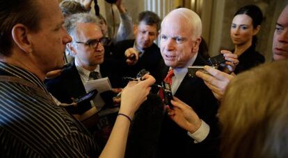 El senador republicano, John McCain, habla con la prensa tras la votación sobre la ley de control de armas.