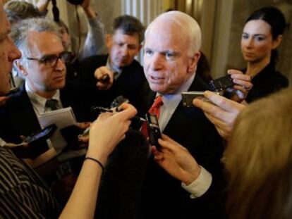 El senador republicano, John McCain, habla con la prensa tras la votaci&oacute;n sobre la ley de control de armas. 