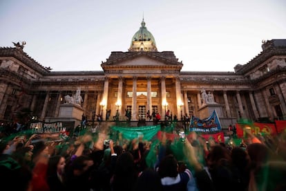 Partidarias de la legalización del aborto se reúnen frente al Congreso Nacional en Buenos Aires (Argentina), el 28 de mayo de 2019. Miles de personas, en su mayoría mujeres y jóvenes, se concentraron por la tarde de este martes en la plaza y calles cercanas al edificio legislativo para acompañar por octava vez la presentación de un proyecto de interrupción voluntaria del embarazo, reanudando una batalla que ha dividido la patria del Papa Francisco antes de las elecciones generales de octubre.