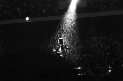 Mick Jagger sale al escenario bajo una intensa lluvia, y ante cerca de cincuenta mil espectadores en el primero de los dos conciertos que el grupo británico va a ofrecer en el estadio Vicente Calderón. Madrid. 07/07/1982. 
