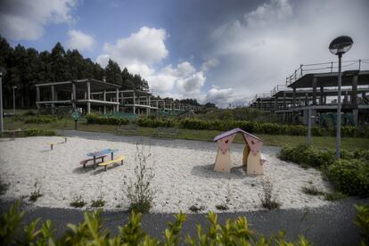 Vista de un parque infantil de la urbanización Miño Golf Club en la localidad coruñesa de Miño.