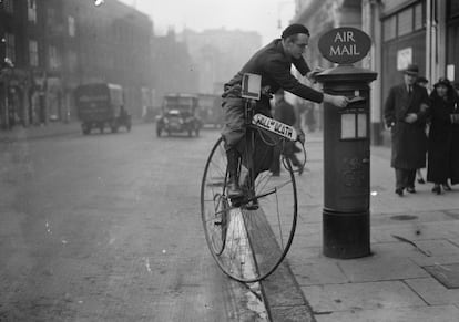 Em 1936, Tornado Smith coloca uma carta na caixa de correio. Sua bicicleta anuncia o espectáculo ‘Wall of Death’, em que ele realizava acrobacias com sua moto. Derek Berwin