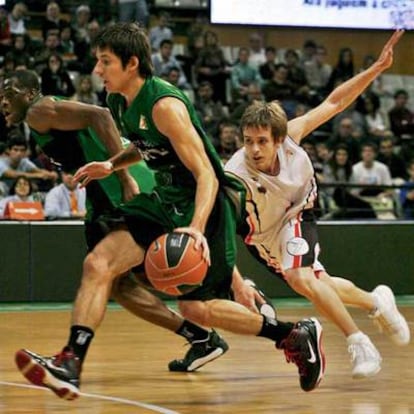 Valters avanza con el balón ante Marco en el Joventut-Murcia.