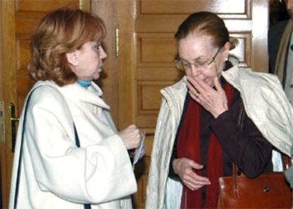 La actriz Julia Trujillo (dcha), muy emocionada esta mañana en el cementerio de Alcorcón, donde fueron incinerados los restos de la vedette.