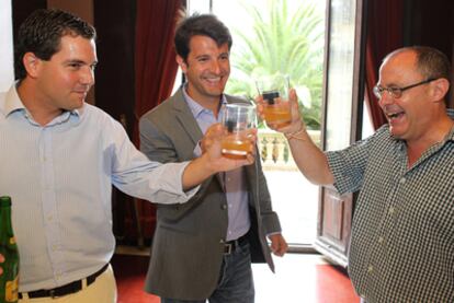 Iñigo Arcauz y Ramón Gómez, del PP, brindan el jueves con el alcalde donostiarra, Juan Karlos Izagirre.