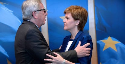 Jean-Claude Juncker recibe a Nicola Sturgeon en la sede de la Comisi&oacute;n Europea.