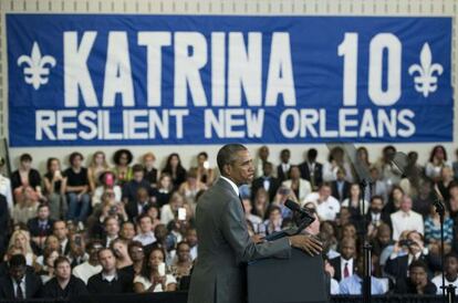 En el barrio más golpeado por la inundación hace diez años, Obama celebró el espíritu de recuperación de la ciudad del Mississippi