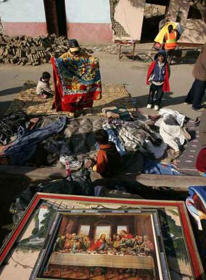 Vecinos del barrio de Guadalupe, en Ica (Perú), acampan en la calle tras el seísmo.