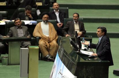 El presidente iran&iacute;, Mahmud Ahmadineyad, se dirige al Parlamento en una sesi&oacute;n realizada ayer en Teher&aacute;n.