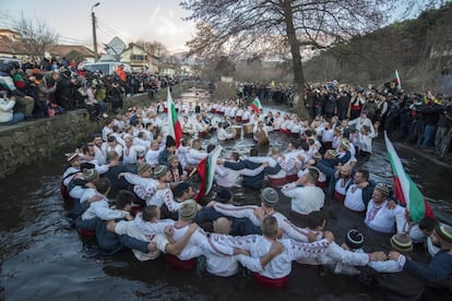 Un grupo de ortodoxos celebra la Epifanía bailando y cantando en las aguas heladas del río Tundzha, en Kalofer (Bulgaria).