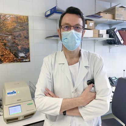 <b>Julio García, jefe del servicio de microbiología del Hospital Universitario La Paz, Madrid.</b> <p> "De la noche a la mañana hemos tenido que adaptar todo el servicio para ponernos a diagnosticar como locos muestras de pacientes sospechosos de coronavirus", explica. La epidemia llegó de pronto. Hubo que reaccionar a toda velocidad. "Tenemos una gran afluencia de muestras por lo que todo el servicio está colaborando: estamos funcionando como una gran familia".