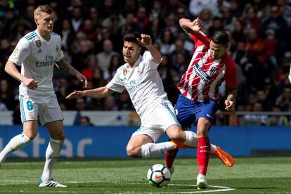 Asensio, recibe una falta del centrocampista del Atlético de Madrid, Vitolo.