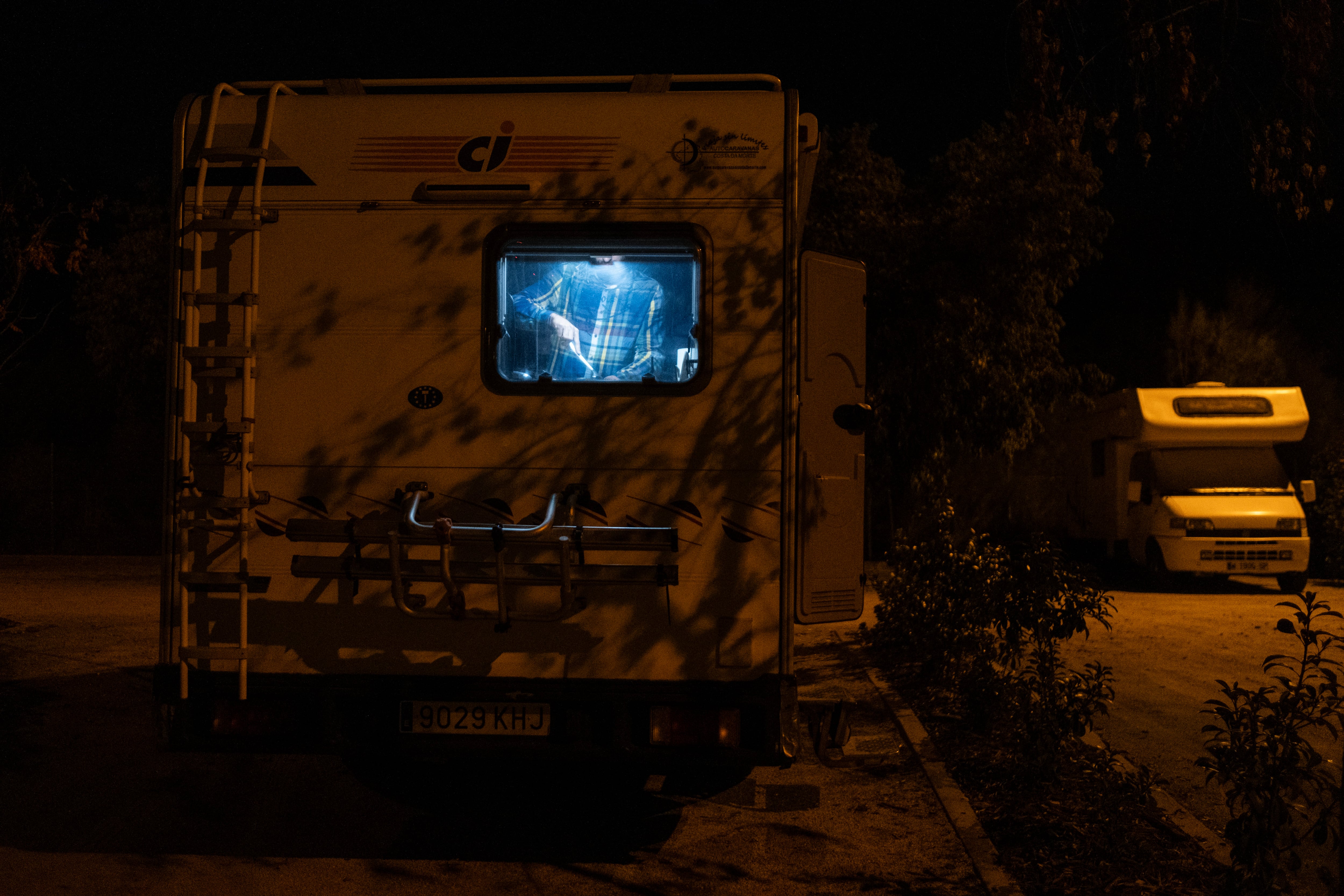 Antonio, cocinando por la noche en la autocaravana. 
