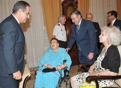 La ganadora de la medalla de oro al trabajo, Pilar García Alonso, el viernes con la Duquesa de Alba y el ministro de Trabajo, Celestino Corbacho.