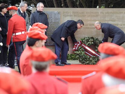 El <i>lehendakari</i>, Patxi López, y el consejero de Interior vasco, Rodolfo Ares, en el acto de homenaje a los <i>ertzainas,</i> víctimas del terrorismo.