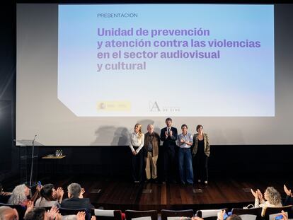 El ministro de Cultura, Ernest Urtasun, en el centro, junto a, desde la izquierda, Cayetana Guillén Cuervo, presidenta de la Academia de las Artes Escénicas; el presidente de la Academia de Cine, Fernando Méndez-Leite; Mar Rojo, representante del Observatorio de Igualdad de Género en el ámbito de la Cultura y vicepresidenta de MIN (Mujeres de la Industria de la Música);  y Virginia Yagüe, miembro de la Junta Directiva de la Academia de Cine y de su Comisión de Igualdad, durante la presentación de la Unidad.