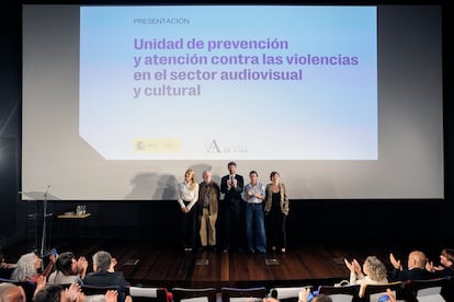 El ministro de Cultura, Ernest Urtasun, en el centro, junto a, desde la izquierda, Cayetana Guillén Cuervo, presidenta de la Academia de las Artes Escénicas; el presidente de la Academia de Cine, Fernando Méndez-Leite; Mar Rojo, representante del Observatorio de Igualdad de Género en el ámbito de la Cultura y vicepresidenta de MIN (Mujeres de la Industria de la Música);  y Virginia Yagüe, miembro de la Junta Directiva de la Academia de Cine y de su Comisión de Igualdad, durante la presentación de la Unidad.