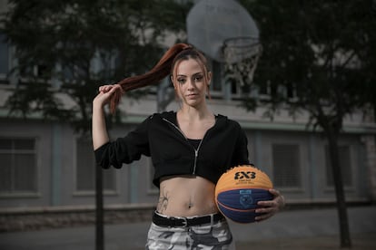 Ari Geli, fotografiada en una cancha de basket del barrio del Raval (Barcelona).