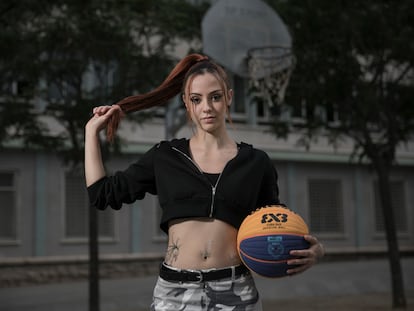 (DVD1162) 24/05/2023 - Barcelona - Entrevista a la jugadora de baloncesto y mejor Tiktoker de deportes de España Ari Geli, fotografiada en una cancha de basket del barrio del Raval. Foto: Massimiliano Minocri