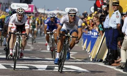 Kittel (d) llega delante de Greipel a la meta de Saint Malo.