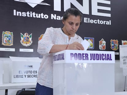Una mujer participa en un simulacro Electoral en las instalaciones del INE, este martes en Ciudad de México.