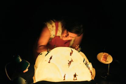 Carla Rovira durante 'Exit through the gift shop' en la Fundación Joan Brossa.