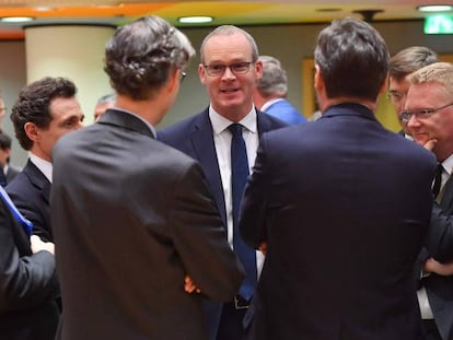 El ministro irlandés de Exteriores, Simon Coveney (centro), en la Comisión Europea en Bruselas, este martes.
 