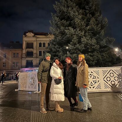 Pilkevich, a la derecha, ya durante la guerra, en la Navidad de 2022, en Lviv.  