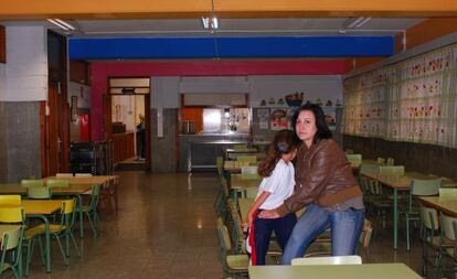 Isabel, que vive con su familia en Tenerife, no puede pagar los 25 euros al mes que cuesta el comedor de sus hijos. / Pedro Peris