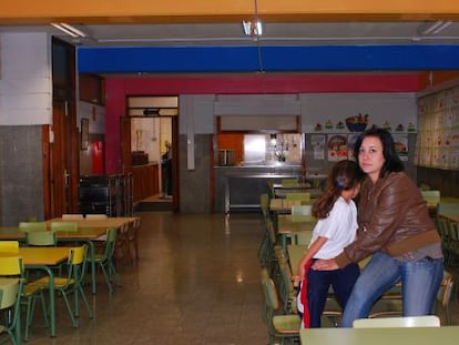 Isabel, que vive con su familia en Tenerife, no puede pagar los 25 euros al mes que cuesta el comedor de sus hijos. / Pedro Peris