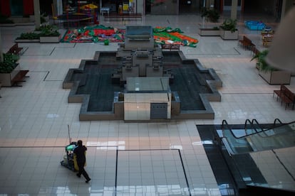 Interior do Shopping Panorâmico em uma terça-feira em horário de almoço.