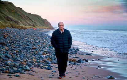 Michael Tóibín solía alquilar una casa en la playa oriental de Enniscorthy donde iba en verano con su familia, su esposa Brid y sus cuatro hijos, entre ellos Colm. Cuando el padre murió, en 1967, dejaron de ir allí. El escritor trata de recuperar esos recuerdos y sensaciones en sus libros, vuelve a ellos a través de su escritura.