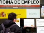 Un hombre mira el cristal de una oficina de empleo, SEPE (antiguo INEM) horas después de conocer los datos del paro de noviembre, en Madrid (España), a 2 de diciembre de 2020. El número de parados registrados en las oficinas de los servicios públicos de empleo (antiguo Inem) subió en 25.269 desempleados en noviembre (+0,6%), su mayor alza en este mes desde el año 2012, cuando se incrementó en más de 74.000 personas, según datos publicados este miércoles por el Ministerio de Trabajo y Economía Social.
02 DICIEMBRE 2020;EMPLEO;PARO;SEGURIDAD SOCIAL;CRISIS;CORONAVIRUS;COVID-19
Óscar Cañas / Europa Press
02/12/2020