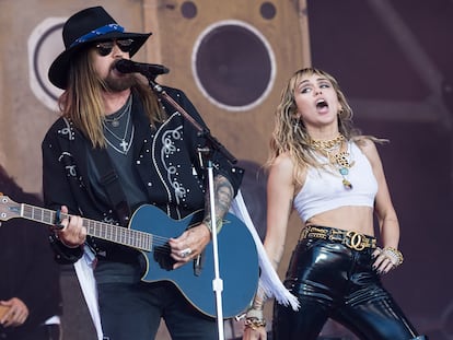 Billy Ray Cyrus y Miley Cyrus actuando en Glastonbury en 2019.