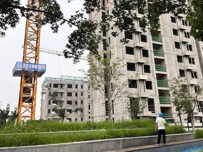 Un trabajador observa una construcción de la promotora china Country Garden en Pekín, el pasado 11 de agosto.