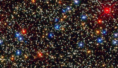 Panorámica de 100.000 estrellas fotografiada por el telescopio `Hubble´. La imagen muestra una pequeña región dentro del cúmulo globular Omega Centauri, con casi 10 millones de estrellas, que está a unos 16.000 años luz de la Tierra.
