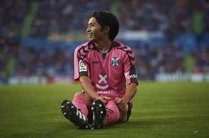 Gaku Shibasaki, del Tenerife, sonríe después de ayudar a Gaku Shibasaki a marcar gol.