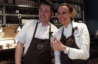 Gunnar Jensen y Begoña Fraire, en el restaurante Mathallen, en Tromso (Noruega).